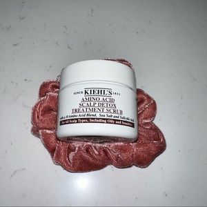 This is an amino acid scalp detox treatment scrub from the brand Kiehl’s